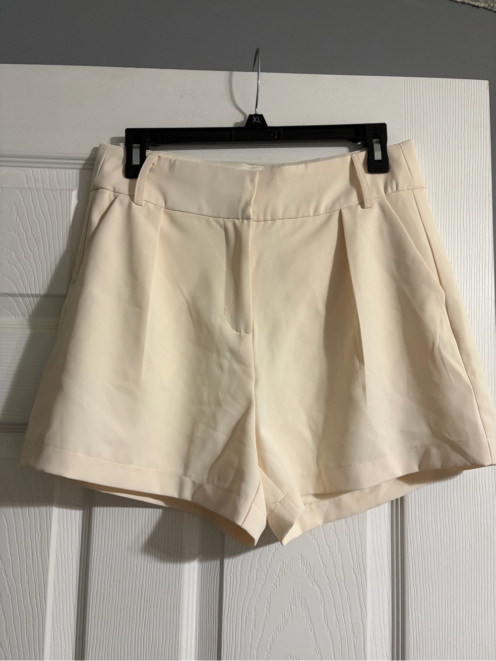 entro Cream High-Waist Pleated Women's Shorts
